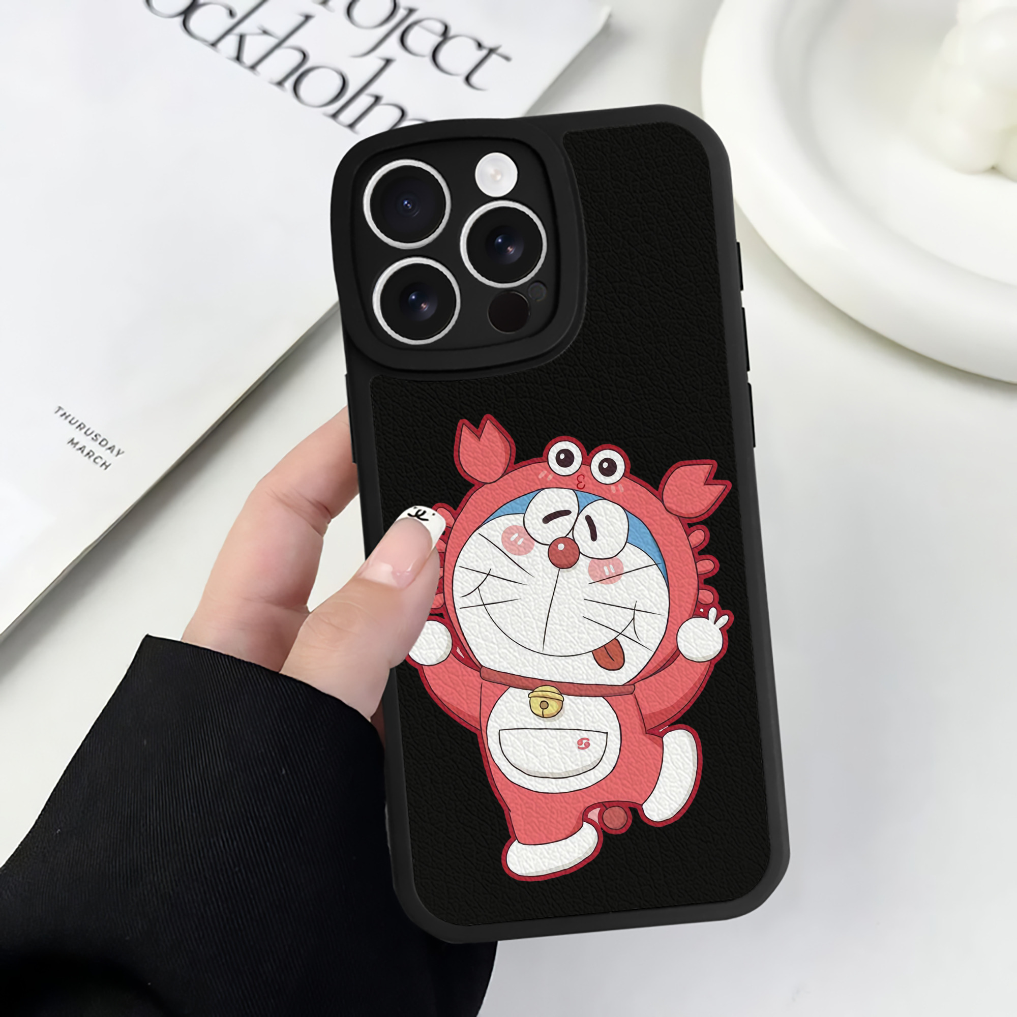 （画像用） ドラえもん Doraemon 【iPhone 16シリーズ対応】シリコンスマホケース（レザー調） 材質：シリコン